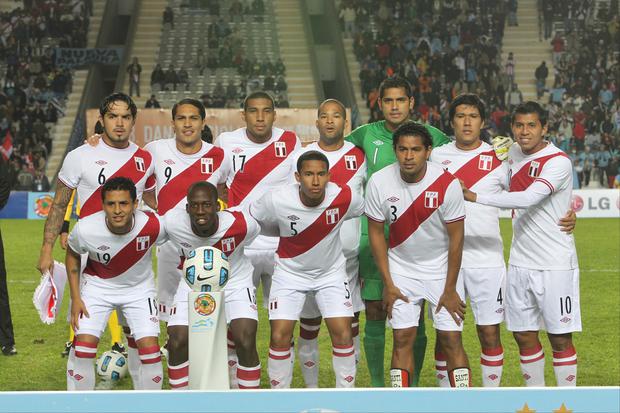 18 de julio de 2011: alineación de Perú para semifinales ante Uruguay de la Copa América 2011. Luis Advíncula jugó de extremo. (Foto: Archivo GEC)