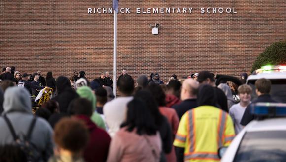 Los estudiantes y la policía se reúnen afuera de la Escuela Primaria Richneck después de un tiroteo, el viernes 6 de enero de 2023 en Newport News, Virginia. (Foto: Billy Schuerman/The Virginian-Pilot)