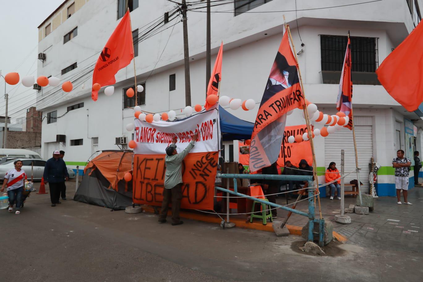 Los globos fueron colocados cerca del lugar en la vía pública donde está acampando el esposo de Keiko Fujimori, Mark Vito Villanella. (Foto: Lino Chipana / GEC)