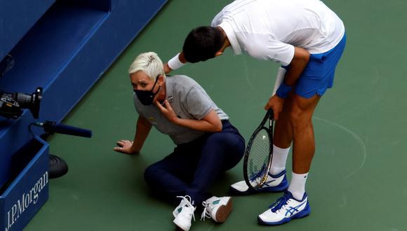 El tenista serbio Novak Djokovic (d) intenta ayudar a una juez de línea después de golpearla con una bola en la garganta. Djokovic vivió este domingo el peor momento de su carrera al ser descalificado del Abierto de Estados Unidos por golpear con la bola a una juez de línea en el primer set del partido de cuartos de final frente al español Pablo Carreño en la séptima jornada de la Campeonato Abierto de Tenis de EE. UU. en el Centro Nacional de Tenis de la USTA en Flushing Meadows, Nueva York, EE. UU. (Foto: JASON SZENES / EFE)