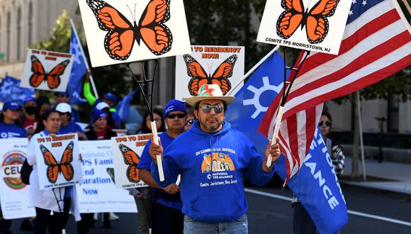 Activistas y ciudadanos con Estatus de Protección Temporal (TPS) marchan cerca de la Casa Blanca por protecciones de residencia en Washington DC, el 23 de septiembre de 2022. (Foto de OLIVIER DOULIERY / AFP)