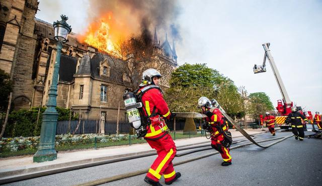 Expertos explican qué tan difícil fue apagar el incendio de Notre Dame. (Foto: EFE)