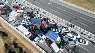 Choque múltiple en un puente de China deja un muerto y más de 200 vehículos atascados