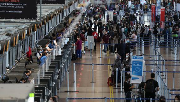 “Todas estamos medidas entrarán en vigencia a partir de las 0.00 horas del martes 22 de diciembre y tendrán un carácter transitorio de dos semanas, tras lo cual volverán a ser evaluadas”, añade la declaración del Gobierno chileno. (Foto: REUTERS / Ivan Alvarado).