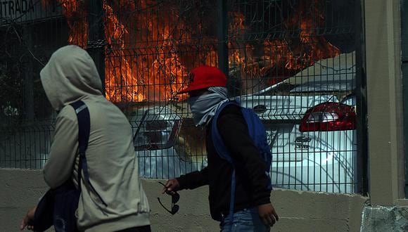 Estudiantes normalistas de Ayotzinapa protestaron frente a las instalaciones de la Fiscalía General del Estado (FGE) en el municipio de Chilpancingo, en Guerrero, México. (EFE/José Luis de la Cruz).