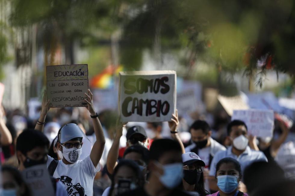 Un numeroso grupo de manifestantes llegó esta tarde al parque Kennedy, ubicado en el distrito de Miraflores, para dar inicio a la segunda marcha nacional en contra del presidente Manuel Merino y en contra del titular del Consejo de Ministro, Ántero Flores-Aráoz. (Foto: César Bueno / @photo.gec)