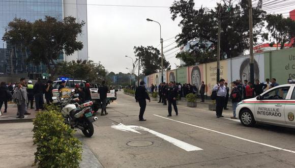 Evacúan calles de San Isidro por amenaza de bomba en el distrito. (Foto: ‏ @mari_ferca)
