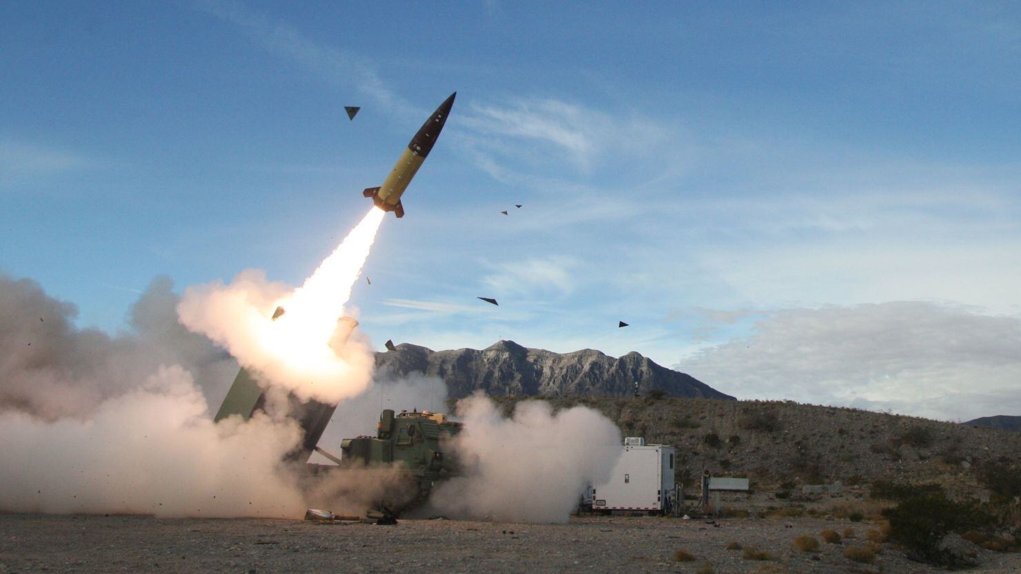 En esta fotografía del Ejército de EE.UU. se prueba una versión inicial de un sistema de misiles tácticos del ejército el 14 de diciembre de 2021 en el campo de misiles White Sands en Nuevo México. (John Hamilton/Ejército de EE.UU.).