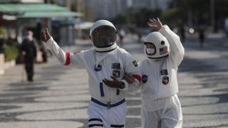 Pareja de adultos mayores viste como astronauta para pasear seguros en Río de Janeiro | FOTOS