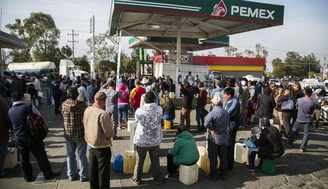 AMLO promete ofensiva contra robo de combustible y trabaja para normalizar suministro (Foto: AFP).