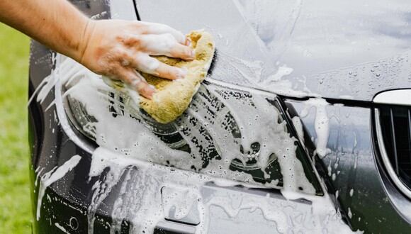 Una persona limpia los faros del coche. (Foto: Pexels)