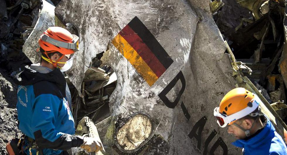 Trabajadores de rescate en zona de accidente en los Alpes franceses. (Foto: EFE)
