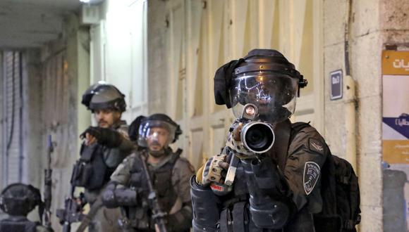 Las fuerzas de seguridad israelíes toman posición en medio de enfrentamientos con manifestantes palestinos tras una protesta en la ciudad de Hebrón, en la ocupada Cisjordania, el 12 de mayo de 2021. (Foto de HAZEM BADER / AFP).