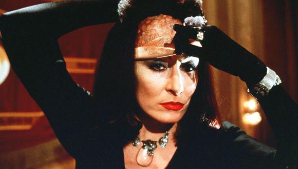 Anjelica Huston a punto de dejar atrás el disfraz de humana y convertirse en la “Gran Bruja” en "The witches" de 1990. Foto: Warner Bross/ Screen Queens