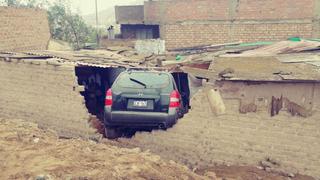 Chofer ebrio tiró una pared y se metió a sala de una casa