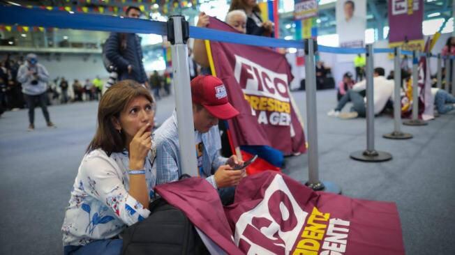 Supporters of Federico Gutiérrez, at the candidate's campaign headquarters, listen to the results of the Registrar's Office on May 29, 2022. (Photo: Mauricio Moreno / EL TIEMPO).