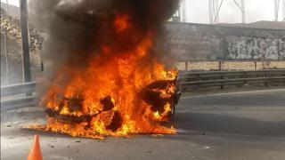 Cerro Centinela: auto fue consumido por el fuego [FOTOS]