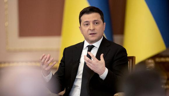 Esta fotografía tomada y publicada por el servicio de prensa presidencial de Ucrania el 28 de enero de 2022 muestra al presidente de Ucrania, Volodimir Zelenski, hablando durante una conferencia de prensa con medios extranjeros en Kiev. (Foto: PRESIDENCIA DE UCRANIA/ AFP)