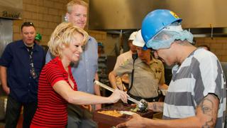 Pamela Anderson sorprende a prisioneros dándoles de comer