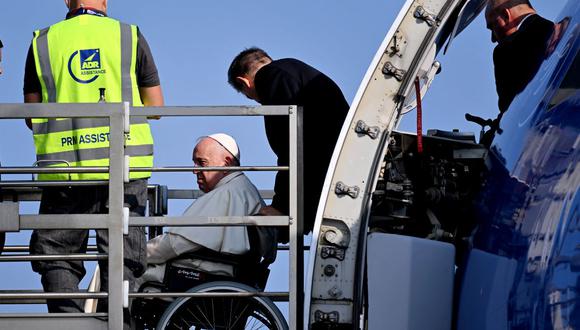El papa Francisco empleó un ascensor diseñado para personas con movilidad reducida al abordar su "viaje penitencial" a Canadá. (Tiziana FABI / AFP).