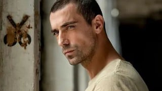 El irreconocible look de İbrahim Çelikkol, el actor de “Tierra amarga”