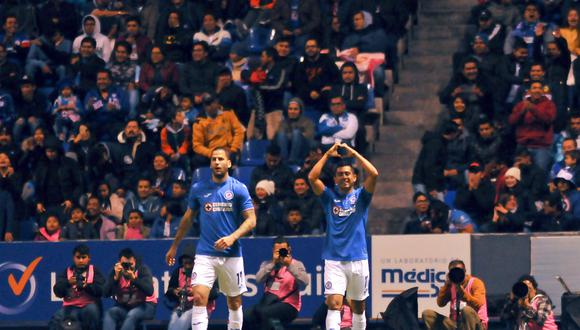 Golazo de Elías Hernández para el 1-0 de Cruz Azul en casa del Puebla. | Foto: AFP