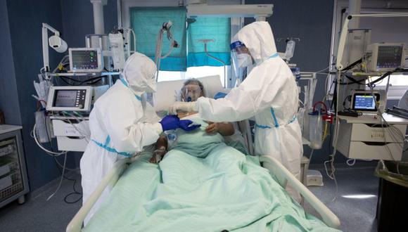 Coronavirus Italia EN VIVO hoy, viernes 30 de octubre de 2020 | Personal médico con equipo de protección personal (EPP) en la Unidad de Cuidados Intensivos (UCI) para los casos COVID-19, en el hospital San Filippo Neri de Roma, Italia. (Foto: EFE/EPA/MASSIMO PERCOSSI).