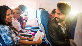 ¿Dónde sentarse en un avión para evitar el contagio de enfermedades?