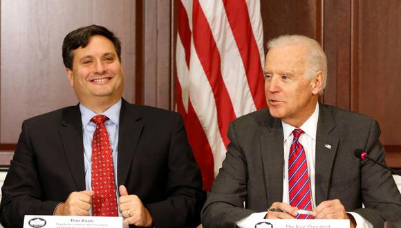 Joe Biden (derecha), acompañado por Ron Klain en el edificio de oficinas ejecutivas de Eisenhower en el complejo de la Casa Blanca, el 13 de noviembre de 2014. (REUTERS / Larry Downing / File Picture).