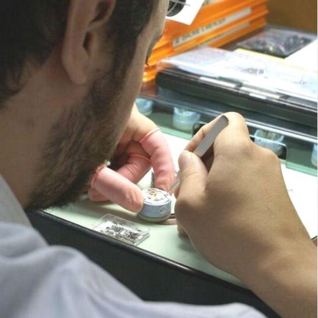 Un fabricante de relojes ensamblando los diseños de la Fiona. (Foto: Fiona Krüger)