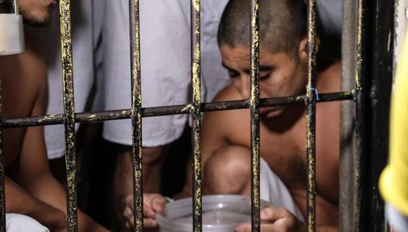 Los penales de alta seguridad de El Salvador limitan las raciones de comida a los pandilleros. (@osirislunameza / Twitter).