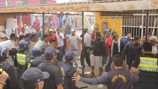 Transportistas desalojados lanzaron orina a personal municipal