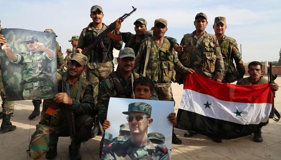 Los soldados sirios se desplegaron en la ciudad de Manbej y sus alrededores para frenar el avance del ejército de Turquía contra los kurdos. (EFE / EPA / STR).