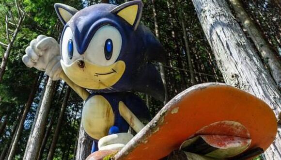 Una deteriorada estatua de Sonic The Hedgehog adornó por años un lado de la carretera de las montañas de Japón y nadie sabía exactamente de dónde provenía hasta que un youtuber decidió investigar más al respecto. Conoce más sobre esta insólita historia.| Crédito: ぱっきゃまら / Google Maps