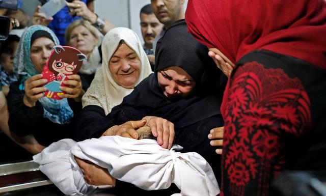 La familia insiste en la responsabilidad del ejército israelí, pero le cuesta hablar de las circunstancias que llevaron a la bebé a estar cerca de la frontera con Israel, en la jornada más mortífera del conflicto israelo-palestino en los últimos cuatro años. (AFP).