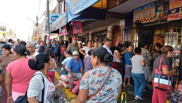 Desde tempranas horas de la mañana, los consumidores hicieron largas colas en los centros de abastos Progreso y La Perla. (Foto: Laura Urbina)