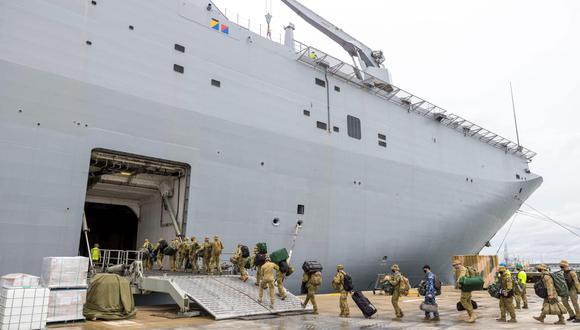 El buque australiano Adelaide, que transporta ayuda a Tonga, detectó entre su tripulación un brote de coronavirus lo que complica el cumplimiento de su misión en el devastado país. (Foto: CPL Robert Whitmore / AFP)