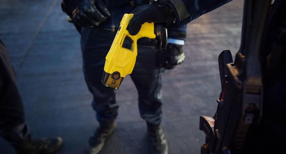 El nuevo Gobierno argentino del peronista Alberto Fernández derogó este martes la política de uso de armas de fuego y electrónicas por parte de la policía. (Photo by GUILLAUME SOUVANT / AFP).