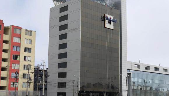 Graña y Montero retiró el logo de la fachada de sus oficinas principales en la avenida Paseo de la República el viernes pasado. (Foto: GEC/ Marco Antonio Ramon Huaroto)