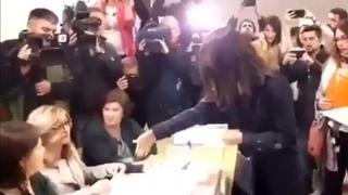 Elecciones en España: el desaire a Inés Arrimadas cuando emitía su voto | VIDEO