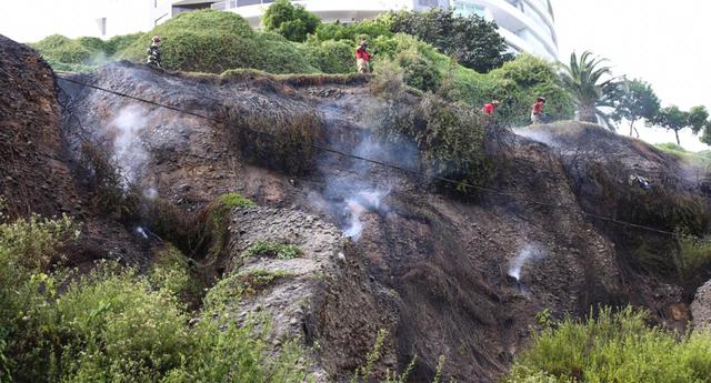 El incendio inició pasada las tres de la tarde, en la bajada Armendáriz, en MIraflores. (Foto:  Daniel Apuy)