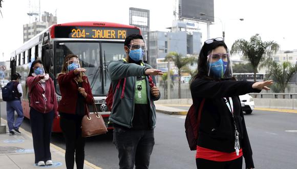 Los días de cuarentena, la cual rige en nueve regiones, entre las que se encuentra Lima y Callao, está permitido el transporte público pero con un aforo del 50%. Foto: Britanie Arroyo / @photo.gec