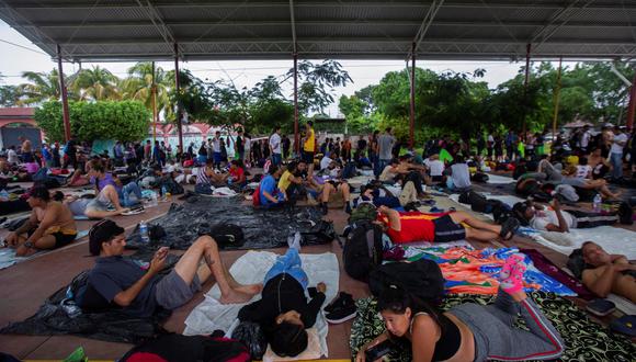 Migrantes que forman parte de una caravana que atraviesa el país para llegar a la frontera de Estados Unidos descansan en un complejo deportivo, en Mapastepec, México.
