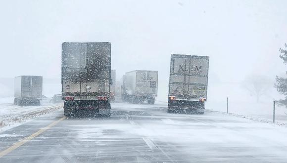 Camiones se aproximan al punto de coalición de otros vehículos en una carretera de Nebraska, el 25 de diciembre de 2023. (Foto de Twitter/X @NEStatePatrol)