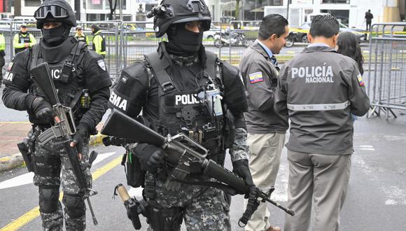 La policía hace guardia afuera del Consejo Nacional Electoral de Ecuador después de una ceremonia de inauguración de un referéndum y consulta popular el 21 de abril de 2024. (Foto de Rodrigo BUENDÍA / AFP).