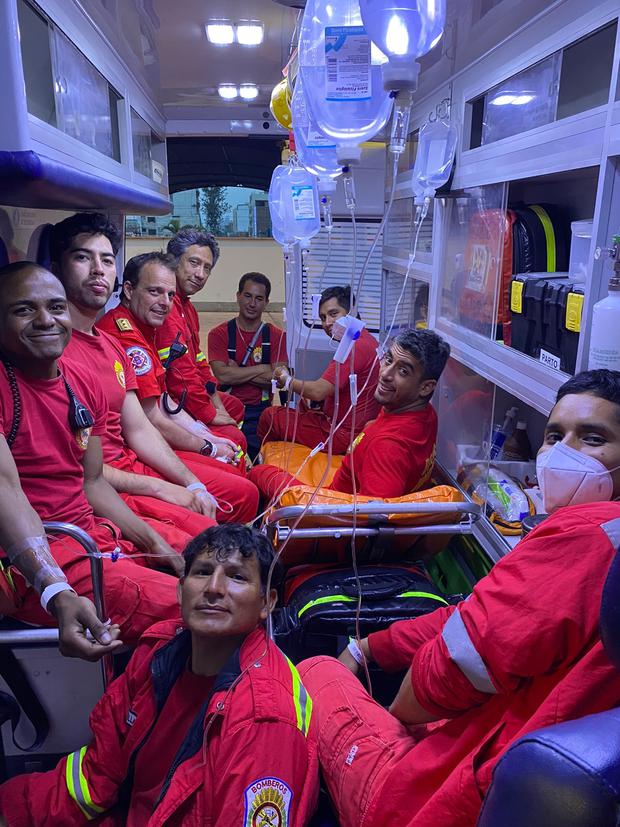 Los bomberos debieron reunirse dentro de una ambulancia mientras se suministraban el suero, ya que el hospital Rebagliati no quería atenderlos dentro de sus instalaciones.