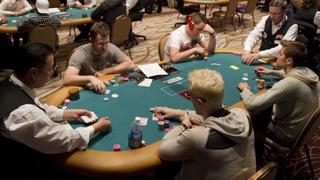 Jugador de póquer lanzó 2.7 millones de dólares al inodoro