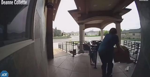 Dos mujeres vestidas de enfermeras fueron vistas acercándose a la puerta de entrada de una propiedad para tomar algunos paquetes en la ciudad de Kennewick, en el estado de Washington. (Foto: Captura Facebook)