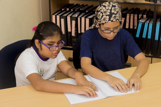 Municipalidad de Lima promueve la implementación de bibliotecas inclusivas donando libros en sistema Braille (Foto: Municipalidad de Lima).