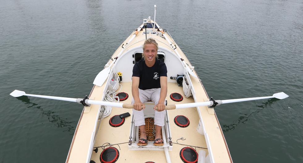 Tom construyó su propia embarcación de madera inspirado en las que antiguamente se utilizaban para cazar ballenas. A bordo de esta emprenderá su largo viaje. 
FOTO: Alesssandro Currarino / El Comercio